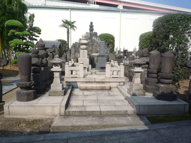 真っ黒に汚れた墓石の御影石床
