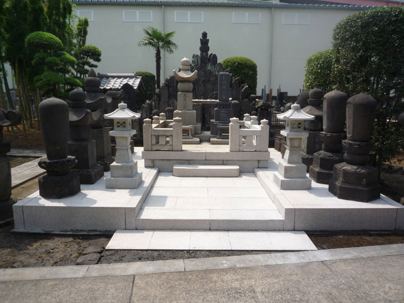 真っ黒に汚れた墓石の御影石床洗浄後