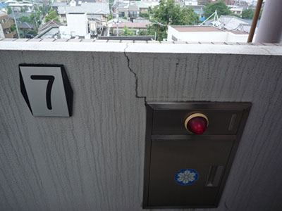 マンションの開放廊下の内壁の塗装をバイオ洗浄1