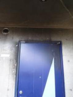 火事が発生した部屋の入口に回ったスス1