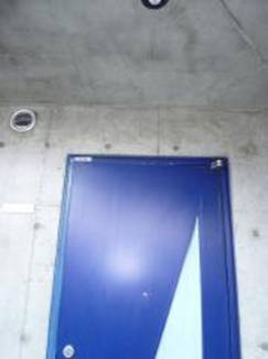 火事が発生した部屋の入口に回ったスス4