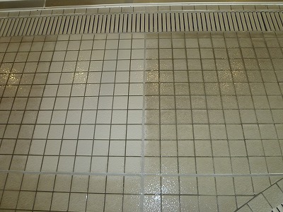 プールサイドのタイル床の洗浄とノンスリップ施工洗浄後