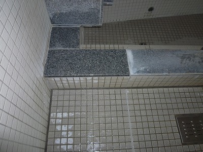 浴槽周りの磨きの御影石のｶﾙｼｳﾑ洗浄ｺｰﾃｨﾝｸ