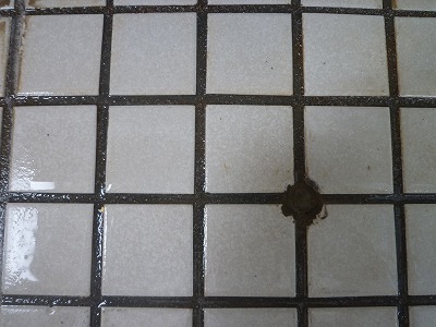 プールサイドのタイル床の洗浄とノンスリップ施工洗浄後