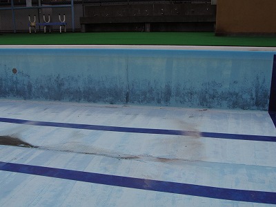 プール内部壁面の黒い水アカ汚れのバイオ洗浄前